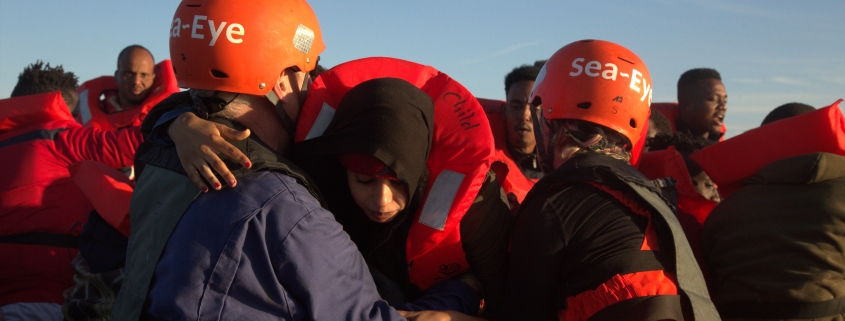 Rettung einer Frau aus einem Schlauchboot im Mittelmeer