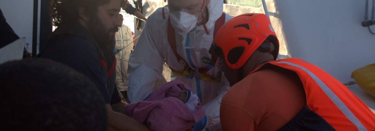 Evakuierung eines Babys von der ALAN KURDI