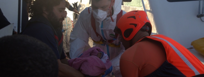 Evakuierung eines Babys von der ALAN KURDI
