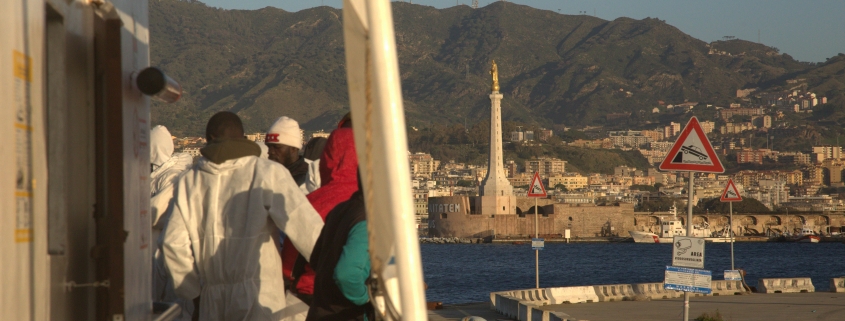 Geflüchtete verlassen die ALAN KURDI im Hafen von Messina