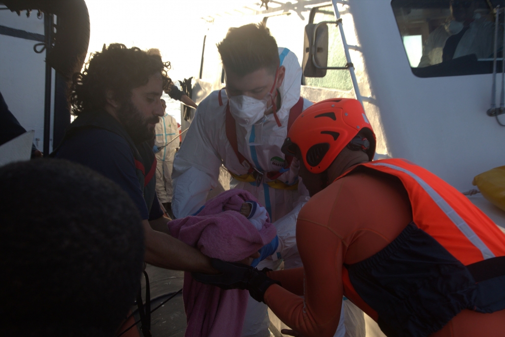 Evakuierung eines Babys durch die italienische Küstenwache