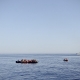 Kriegsschiff mit Migrantenboot