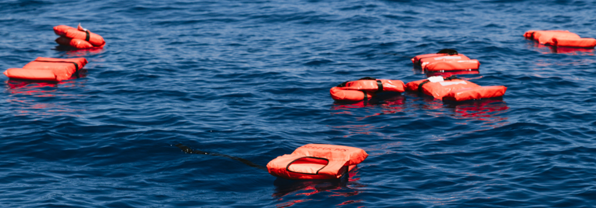 Rettungswesten im Wasser