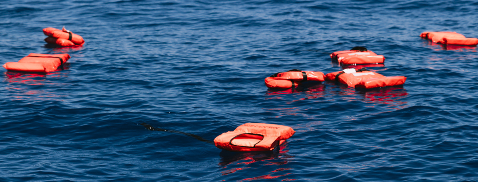 Rettungswesten im Wasser
