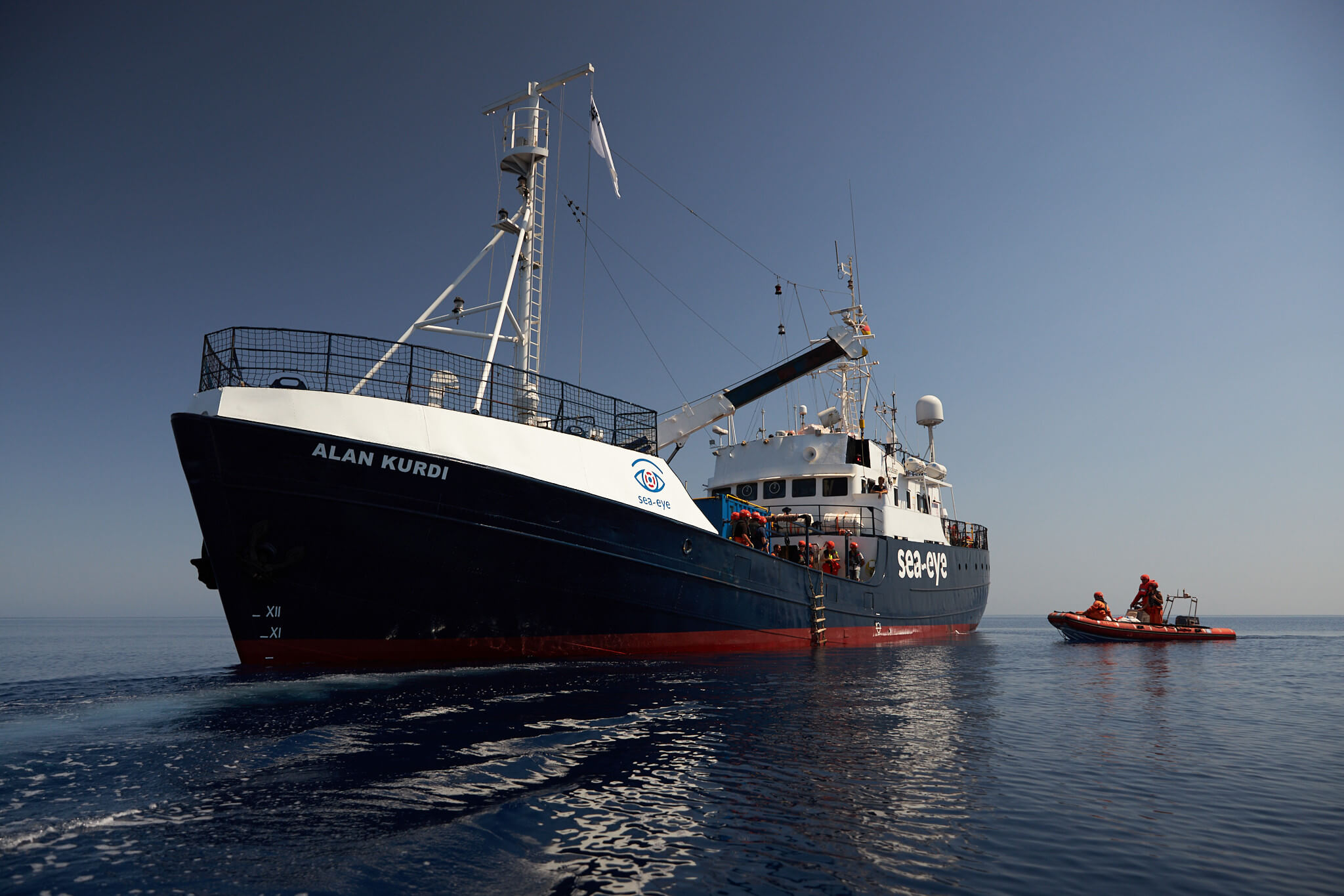 Das Rettungsschiff ALAN KURDI auf See.