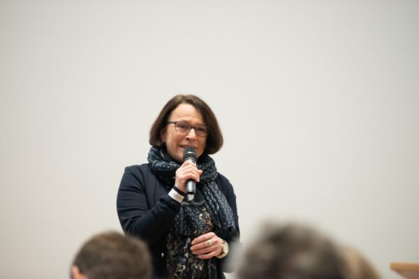 Gertrud Maltz-Schwarzfischer, Oberbürgermeisterin von Regensburg, spricht mit Mikrofon bei einer Veranstaltung