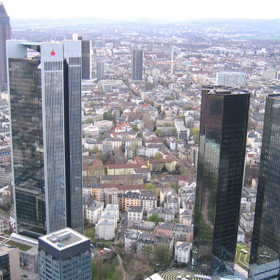 Das Bild zeigt eine Stadtansicht von Frankfurt am Main