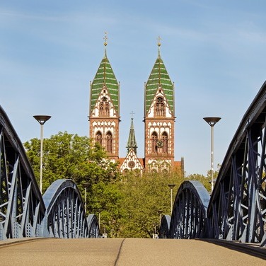Das Bild zeigt eine Stadtansicht von Freiburg