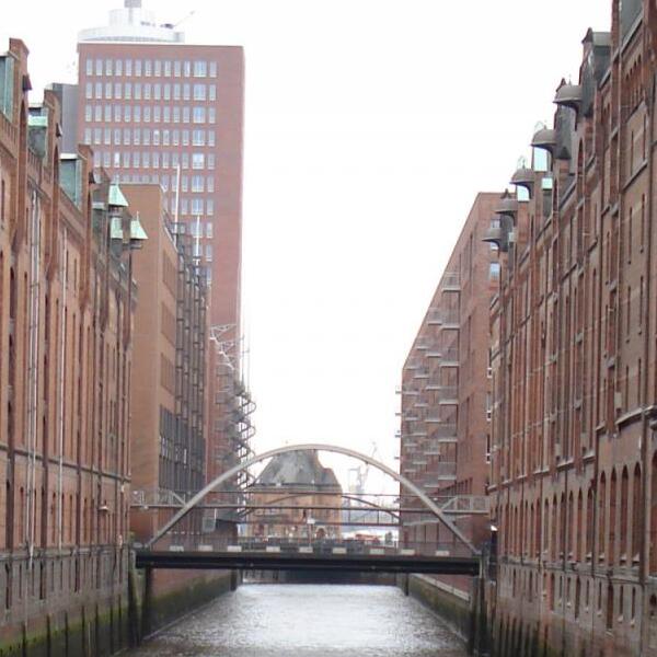 Das Bild zeigt eine Stadtansicht von Hamburg