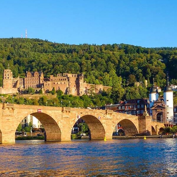 Das Bild zeigt eine Stadtansicht von Heidelberg
