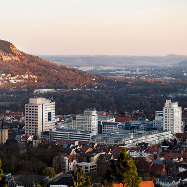 Das Bild zeigt eine Stadtansicht von Jena