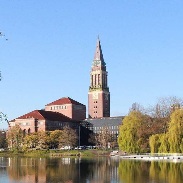The picture shows a monument in Kiel.