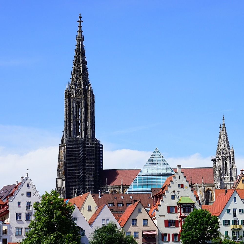 Das Bild zeigt eine Stadtaufnahme von Ulm