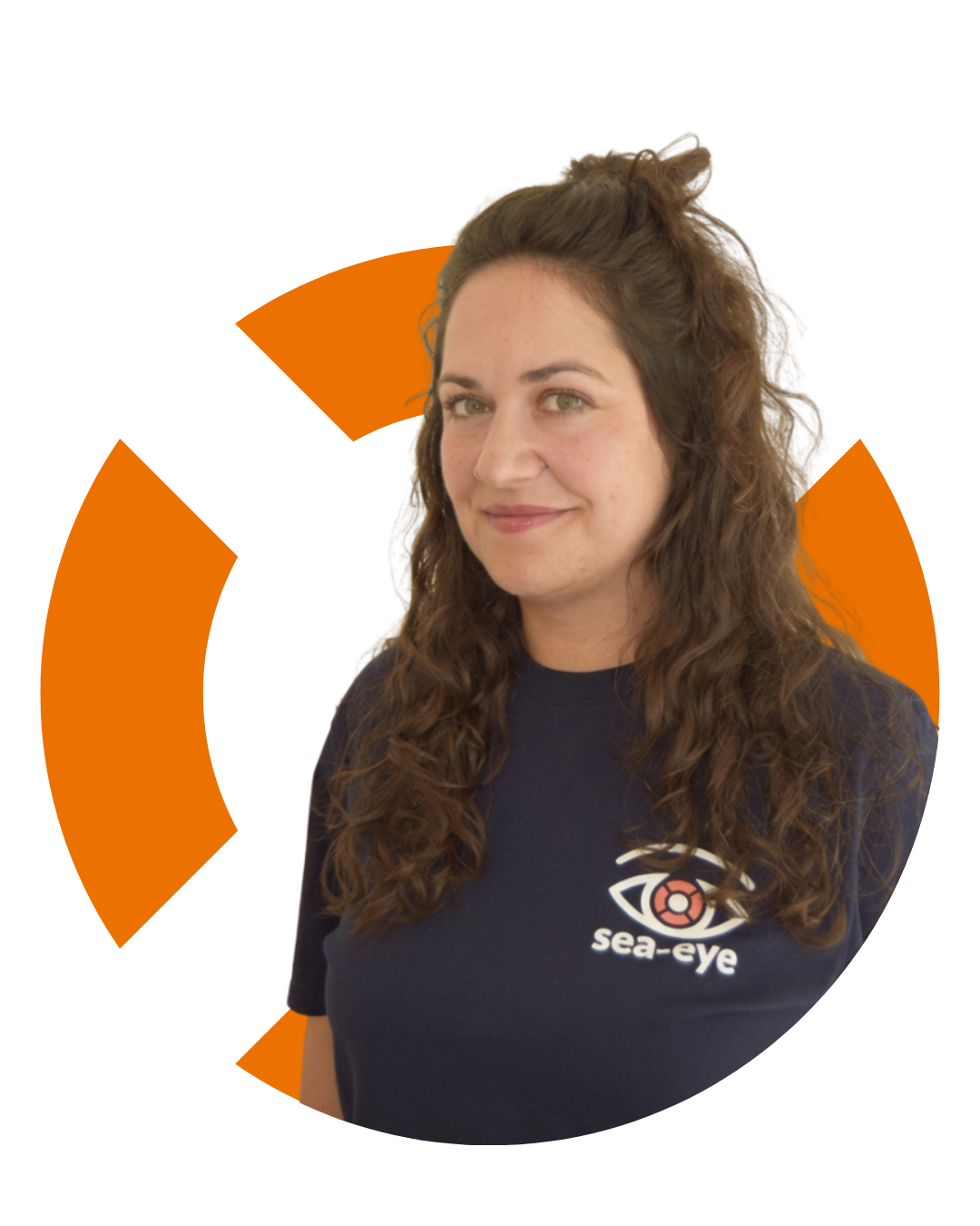 Porträt von Lisa Böhm, Pressereferentin bei Sea-Eye, in Sea-Eye-Shirt vor orangefarbenem Hintergrund