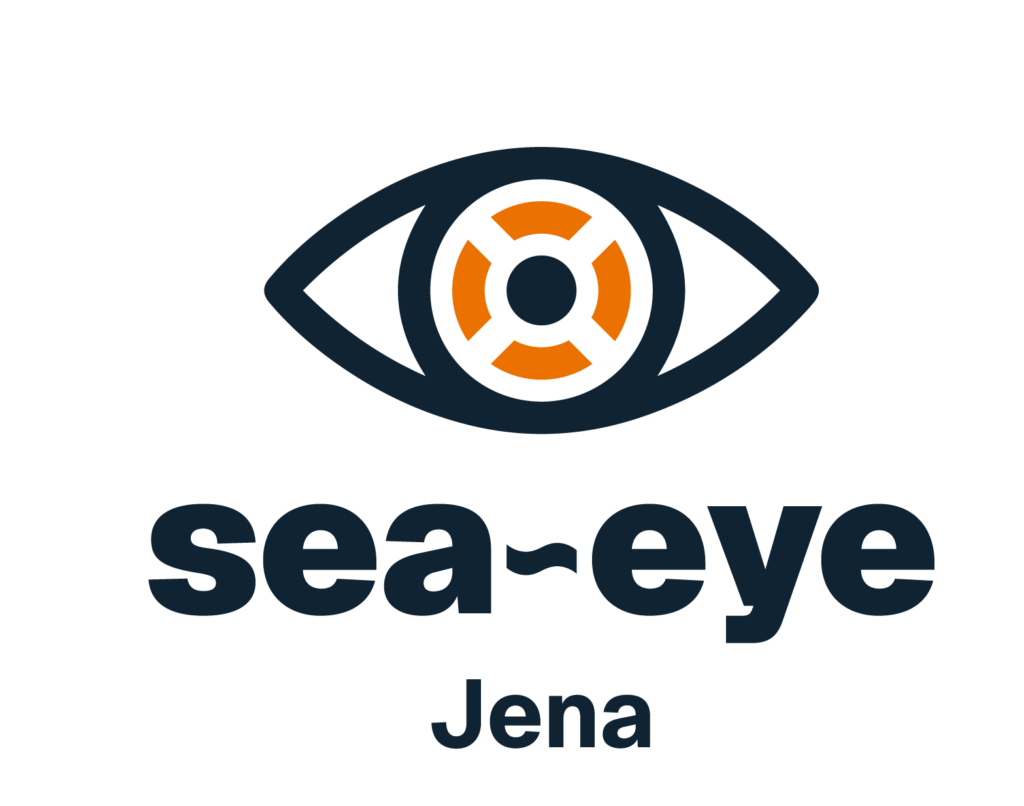 Ein stilisiertes Auge in Dunkelblau mit einem orangefarbenen Rettungsring als Iris. Darunter steht der Schriftzug „sea-eye“ in Dunkelblau, darunter der Name der Lokalgruppe "Jena".