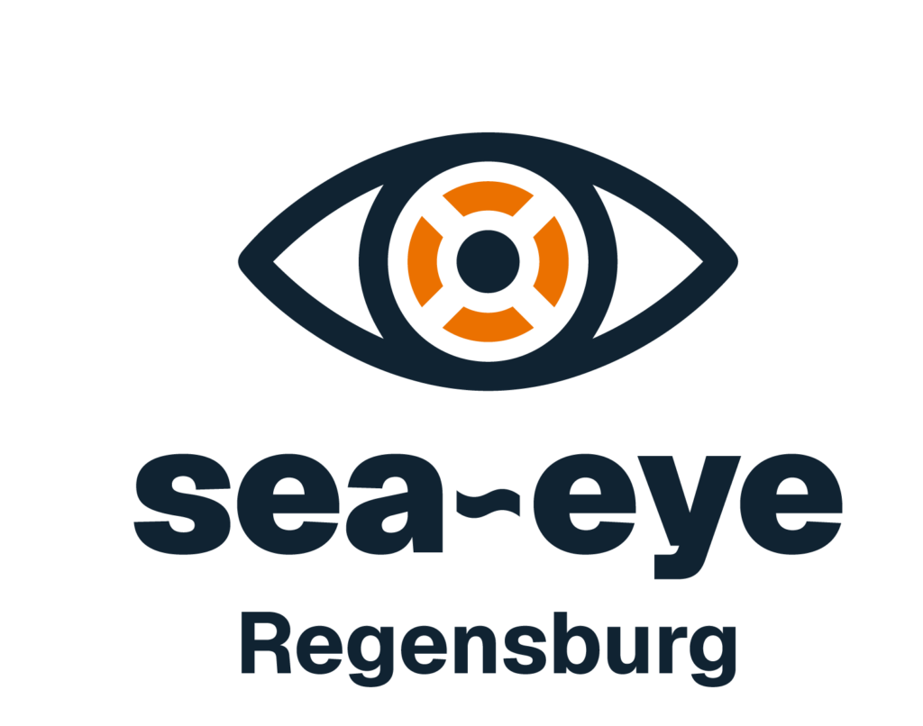 Ein stilisiertes Auge in Dunkelblau mit einem orangefarbenen Rettungsring als Iris. Darunter steht der Schriftzug „sea-eye“ in Dunkelblau, darunter der Name der Lokalgruppe "Regensburg".