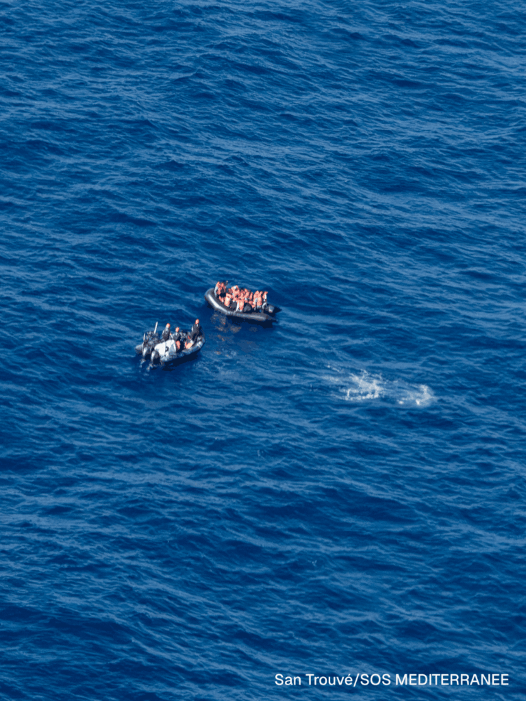 Luftaufnahme von zwei Schlauchbooten mit Menschen auf offenem Meer, eines davon ist das RHIB der SEA-EYE 5